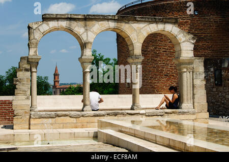 Una tranquilla piazza nel sud della Francia Foto Stock