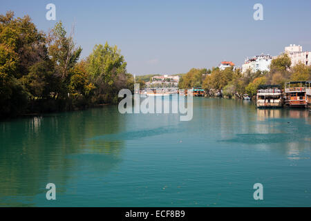 Il Manavgat fiume nel centro della città Foto Stock