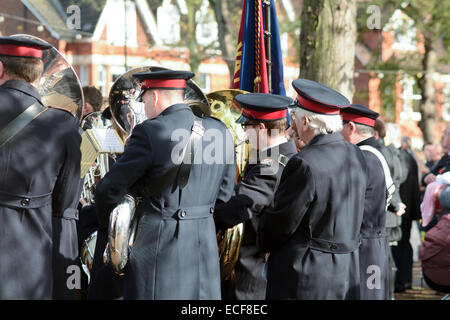 Ricordo il giorno di domenica parade Bedford, Inghilterra - Esercito della Salvezza fascia giocare Foto Stock