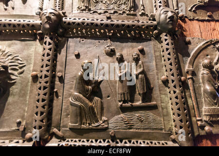 Porta di bronzo decorata con 48 pannelli quadrati della Basilica di San Zeno (noto anche come San Zeno Maggiore o San Zenone) Foto Stock