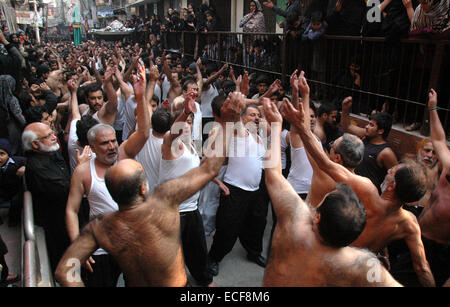 Lahore, Profeta Maometto. Xiii Dec, 2014. Il pakistan musulmani sciiti assistere ad una processione in quanto osservano Chehlum, che tradizionalmente segna un periodo di lutto per la morte di Imam Hussain, nipote del Profeta Maometto, in Pakistan orientale di Lahore su dicembre 13, 2014. Credito: Sajjad/Xinhua/Alamy Live News Foto Stock