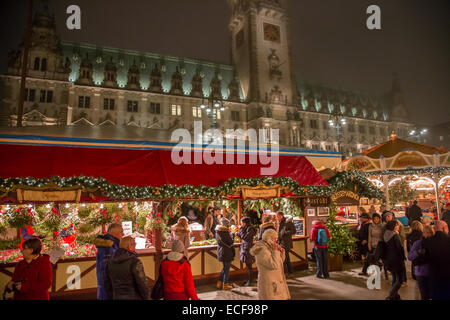 Il tedesco mercatino di Natale di Amburgo di fronte al Rathaus town hall Foto Stock