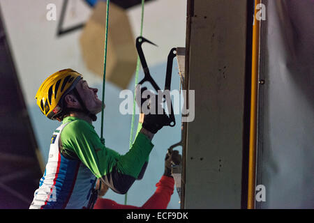 Bozeman, Mont., noi. Dodicesimo Dicembre, 2014. Maxim Tomilov gare fino alla parete verso un eventuale terzo posto negli uomini la velocità evento climbing a livello internazionale di arrampicata e mountaineering Federation's Ice Climbing World Cup. Credito: Thomas Lee/Alamy Live News Foto Stock