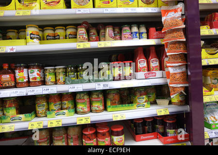 Di etnia polacca rifornito di cibo nei ripiani in un inglese un ramo della Tesco a Yeovil, Somerset. 10 Dicembre 2014 Foto Stock