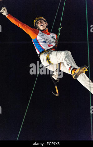 Bozeman, Mont., noi. Dodicesimo Dicembre, 2014. Il russo Nikolai Kuzovlev celebra vincendo gli uomini della velocità salita a evento internazionale di arrampicata e mountaineering Federation's Ice Climbing World Cup a Bozeman, Mont., noi. Credito: Thomas Lee/Alamy Live News Foto Stock