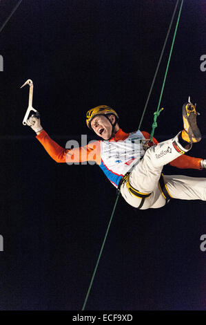 Bozeman, Mont., noi. Dodicesimo Dicembre, 2014. Il russo Nikolai Kuzovlev celebra vincendo gli uomini della velocità salita a evento internazionale di arrampicata e mountaineering Federation's Ice Climbing World Cup a Bozeman, Mont., noi. Credito: Thomas Lee/Alamy Live News Foto Stock