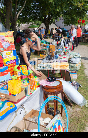 Francueil, Francia. brocant bric a brac, garage vendita cantiere, la vendita o il bagagliaio della vettura in vendita in villaggio Foto Stock