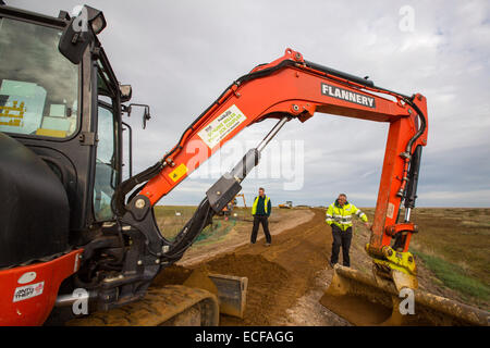 La riparazione dei danni causati al mare costiero difese in Blakeney, Norfolk dal dicembre 2013 mareggiata. Foto Stock