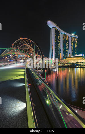 Il Marina Bay Sands Hotel e Helix Bridge in Singapore Foto Stock
