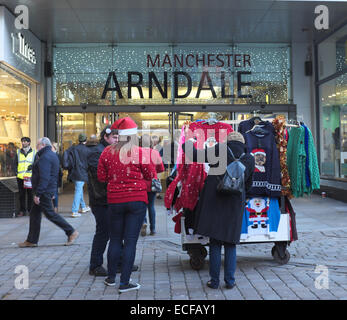 Manchester REGNO UNITO 13 dicembre 2014 una strada sellerl al di fuori del centro commerciale Arndale. Shopping di Natale Manchester, UK Credit: Giovanni friggitrice/Alamy Live News Foto Stock