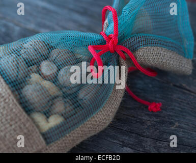 Noci in un sacchetto Foto Stock