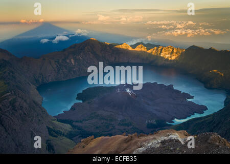 Tramonto sul lago del cratere del vulcano Rinjani, Lombok, Indonesia Foto Stock