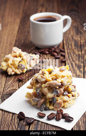 Il dessert con cioccolato bianco e tazza di caffè sul vecchio tavolo in legno Foto Stock