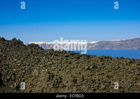 Nea Kameni lava vulcanica isola, Santorini, Grecia, con Fira sul bordo del cratere. Foto Stock