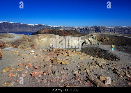 Nea Kameni lava vulcanica isola, Santorini, Grecia, con Fira sul bordo del cratere. Foto Stock