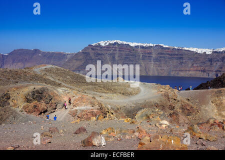 Nea Kameni lava vulcanica isola, Santorini, Grecia, con Fira sul bordo del cratere. Foto Stock