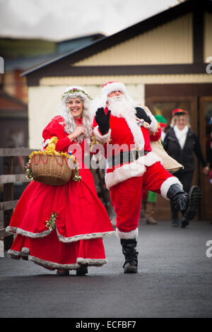 Aberystwyth, Wales, Regno Unito. 13 dicembre, 2014. Santa Claus, accompagnato dalla signora Claus, salire a bordo della Valle di Rheidol narrow gauge Steam Railway annuali di 'Santa Special' a Aberystwyth stazione ferroviaria. Il specials correre tre volte al giorno durante i fine settimana in esecuzione fino a Natale. Photo credit: keith morris/ Alamy Live News Foto Stock