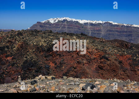 Nea Kameni lava vulcanica isola, Santorini, Grecia, con Fira sul bordo del cratere. Foto Stock