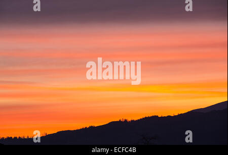 Un tramonto sul Coniston fells nel distretto del lago, UK. Foto Stock