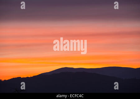 Un tramonto sul Coniston fells nel distretto del lago, UK. Foto Stock