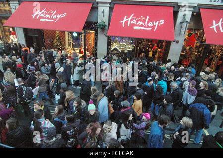 Londra, Regno Unito. 13 dicembre, 2014. Gli acquirenti di Natale nel West End di Londra come solo 12 giorni rimangono. Credito: JOHNNY ARMSTEAD/Alamy Live News Foto Stock