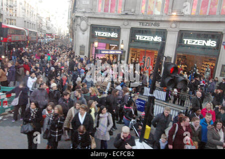 Londra, Regno Unito. 13 dicembre, 2014. Gli acquirenti di Natale nel West End di Londra come solo 12 giorni rimangono. Credito: JOHNNY ARMSTEAD/Alamy Live News Foto Stock