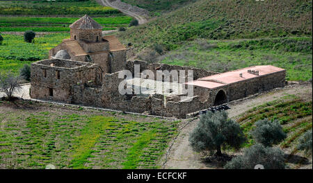 La mura abbandonate Monastero di Panagia tou Sinti nella fertile valle Xeros Paphos Foto Stock