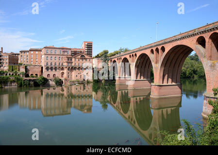Pont du 22 Aoüt 1944 Ponte di mattoni & l'Albigeois mulini ad acqua sul fiume Tarn Albi Tarn Francia Foto Stock