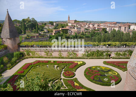 Formale Giardino Francese o Topiaria da giardino del Palazzo dei Vescovi de la Berbie ubicazione del museo Toulouse-Lautrec & Vista di Albi Francia Foto Stock