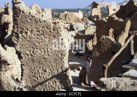 Un uomo cammina attraverso le rovine di Shali, nell'oasi di Siwa, Egitto Foto Stock