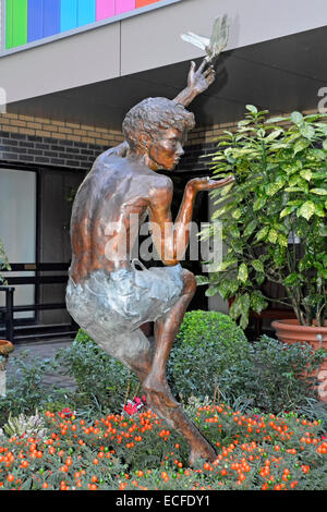 Primo piano della statua di Peter Pan nel piccolo giardino Grande Ormond Street NHS ospedale per bambini Camden London Inghilterra Regno Unito Foto Stock