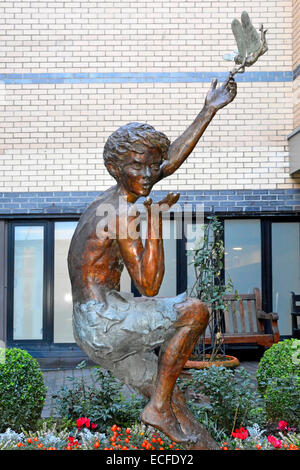 Primo piano della statua di Peter Pan nel piccolo giardino Grande Ormond Street NHS ospedale per bambini Camden London Inghilterra Regno Unito Foto Stock