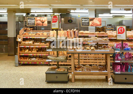 Negozio di prodotti da forno Tesco Food & Grocery shopping supermercato con scaffali di pane appena sfornato in mostra Londra Inghilterra Regno Unito Foto Stock
