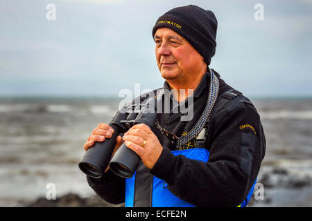 Irvine beach, Ayrshire, in Scozia, Regno Unito. 13 dicembre, 2014. Il primo fine settimana dopo il recente grave tempesta, il volontario dei membri della Scottish Coastwatch pattugliano la spiaggia a Irvine, Ayrshire per garantire la sicurezza dei cittadini e avvisarli di aree potenzialmente pericolose e delle maree. La recente di onde alte e meteo bomba colpite la costa dell'Ayrshire e ormai le persone sono venuti a piedi il litorale. Coastwatch è una organizzazione composta da volontari e ha uno stretto rapporto di lavoro con la Guardia Costiera e di altri servizi di emergenza. Credito: Findlay/Alamy Live News Foto Stock