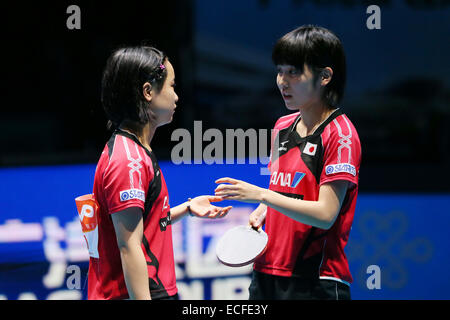 (L a R) Mima Ito, Miu Hirano (JPN), 13 dicembre 2014 - Tennis da tavolo : GAC Gruppo 2014 ITTF World Tour Grand Finals di doppio femminile al Palasport Huamark, Bangkok, Thailandia © YUTAKA AFLO/sport/Alamy Live News Foto Stock