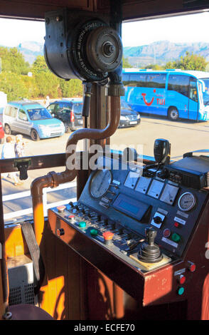 Cabina di guida della locomotiva elettrica in Historrical treno da Palma a Soller Maiorca Isole Baleari Foto Stock