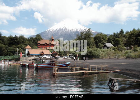 Vista del vulcano Osorno e da tutti i Santi Lake (lago de Todos los Santos), a sud del Cile Foto Stock