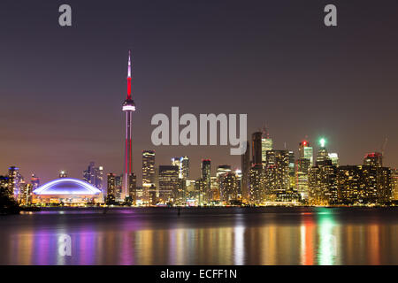 Il Toronto Skyline di notte dal lago Ontario Foto Stock