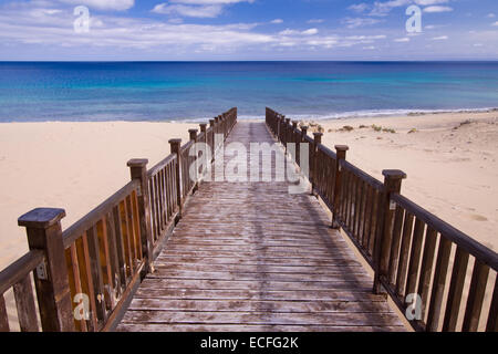 Passerella in legno che conduce alla spiaggia dell'isola di Porto Santo Foto Stock