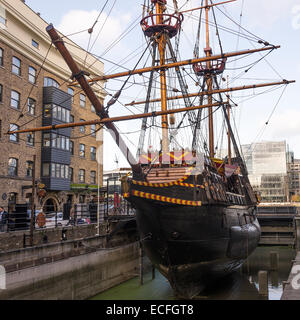 Una replica del Golden Hinde Galeone Ormeggiata al pontile Pickfords nel fiume Tamigi a Southwark Londra Inghilterra Regno Unito Regno Unito Foto Stock