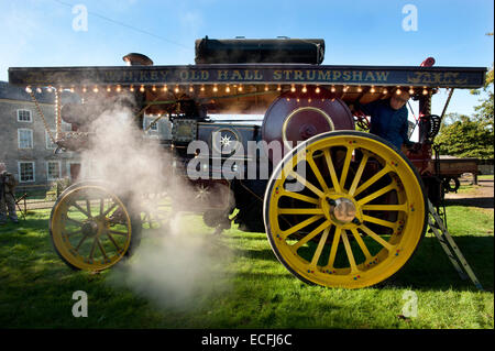 Vapore avvolge il proprietario Chris Spinks's Charles Burrell & Sons 1920 Showmans motore trazione "Princess Royal' alla sala Strumpshaw Steam Museum vicino a Norwich, Norfolk. Foto Stock