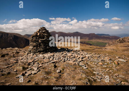 Summit Cairn su Alta Spy nel Parco Nazionale del Distretto dei Laghi Foto Stock