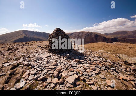 Summit Cairn su Alta Spy nel Parco Nazionale del Distretto dei Laghi Foto Stock