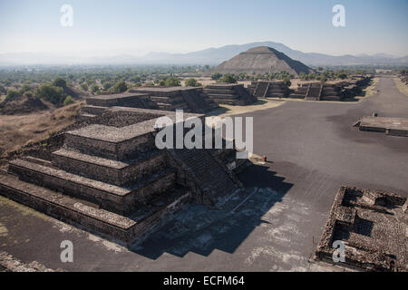 Plaza della luna e la Piramide del sole di Teotihuacan, Messico Foto Stock