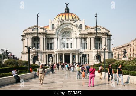 Città del Messico, Messico - Marzo 3, 2012: popolo messicano passando per il Palacio de Bellas Artes del 3 marzo 2012 nel centro storico di cente Foto Stock