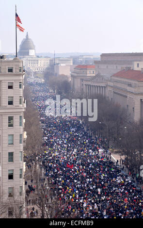 Washington, DC, Stati Uniti d'America. Xiii Dec, 2014. Persone marzo lungo Pennsylvania Avenue al Campidoglio per protestare contro il razzismo e la violenza della polizia in Washington, DC, Stati Uniti, 13 dicembre 2014. © Yin Bogu/Xinhua/Alamy Live News Foto Stock