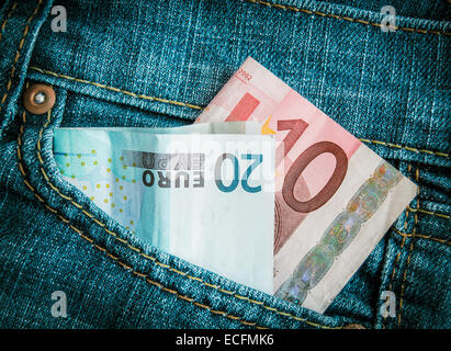 Euro soldi in tasca dei jeans Foto Stock