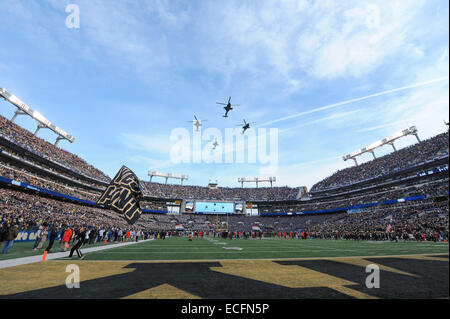 Dic 13, 2014 : US Army elicotteri volare al di sopra di M&T Stadium prima della 115match tra l esercito cavalieri neri e la marina militare aspiranti guardiamarina al gioco Army-Navy al M&T Bank Stadium di Baltimora, MD. Foto Stock