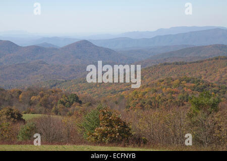 Vista panoramica che si affaccia sulla apparentemente infinite Monti Appalachi intriso di colori autunnali, Max Patch, Carolina del Nord Foto Stock