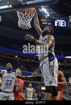 Washington, DC, Stati Uniti d'America. Xiii Dec, 2014. 20141213 - centro di Georgetown Joshua Smith (24) schiacciate contro Radford nella seconda metà di un NCAA di pallacanestro degli uomini di gioco al Verizon Center di Washington. Georgetown sconfitto Radford, 76-49. © Chuck Myers/ZUMA filo/Alamy Live News Foto Stock